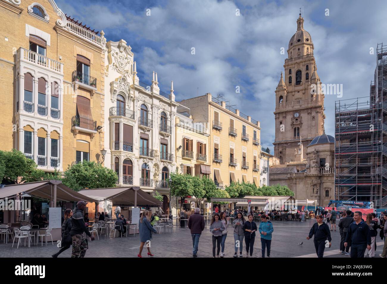 Cardenal Belluga, la piazza pedonale conosciuta come Plaza Belluga o Plaza de la Catedral, lo spazio urbano e il centro turistico nella città vecchia di Murcia Foto Stock
