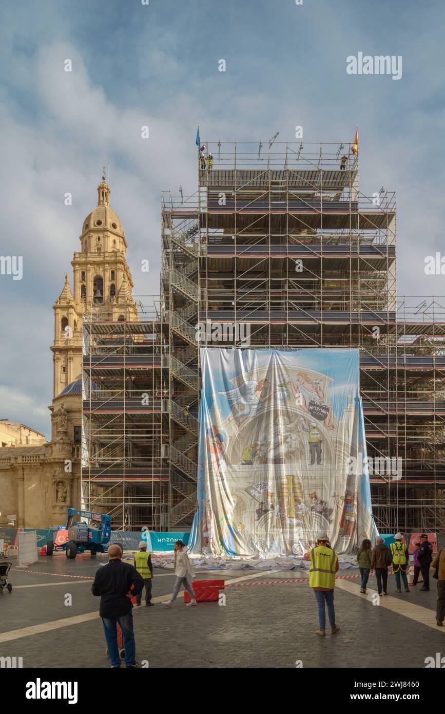 Collocazione della collina per coprire l'impalcatura per i lavori di restauro della facciata principale della cattedrale del capoluogo della regione Murcia, Spagna, Foto Stock