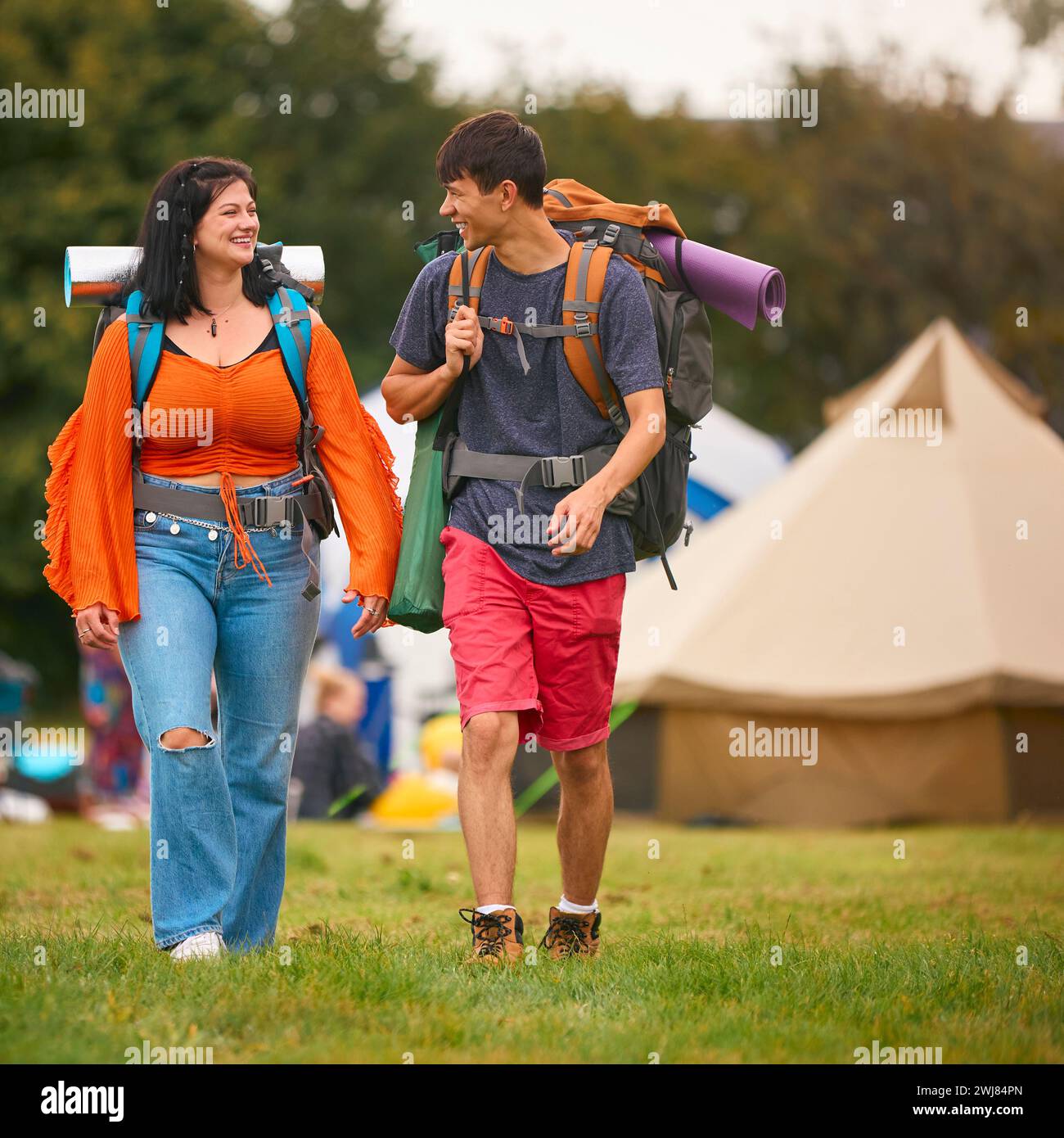 Incontro di giovani coppie al Summer Music Festival con attrezzature da campeggio Foto Stock