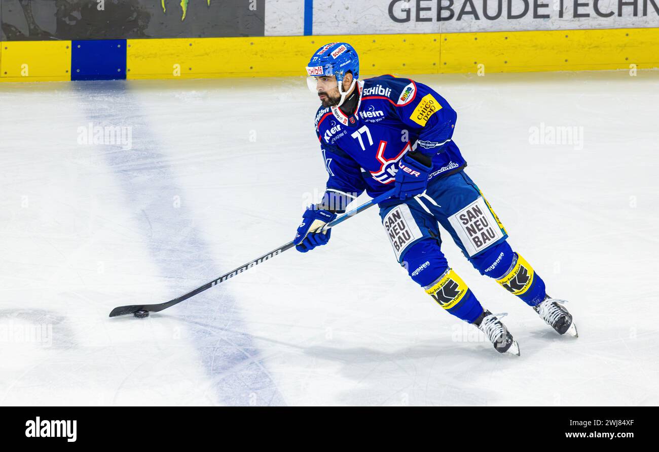 EHC Kloten - HC Fribourg-Gotteron, Stimo Arena, National League NL, stagione regolare: #77 Matteo Nodari, Verteidiger EHC Kloten mit dem Puck. (Kloten, S Foto Stock