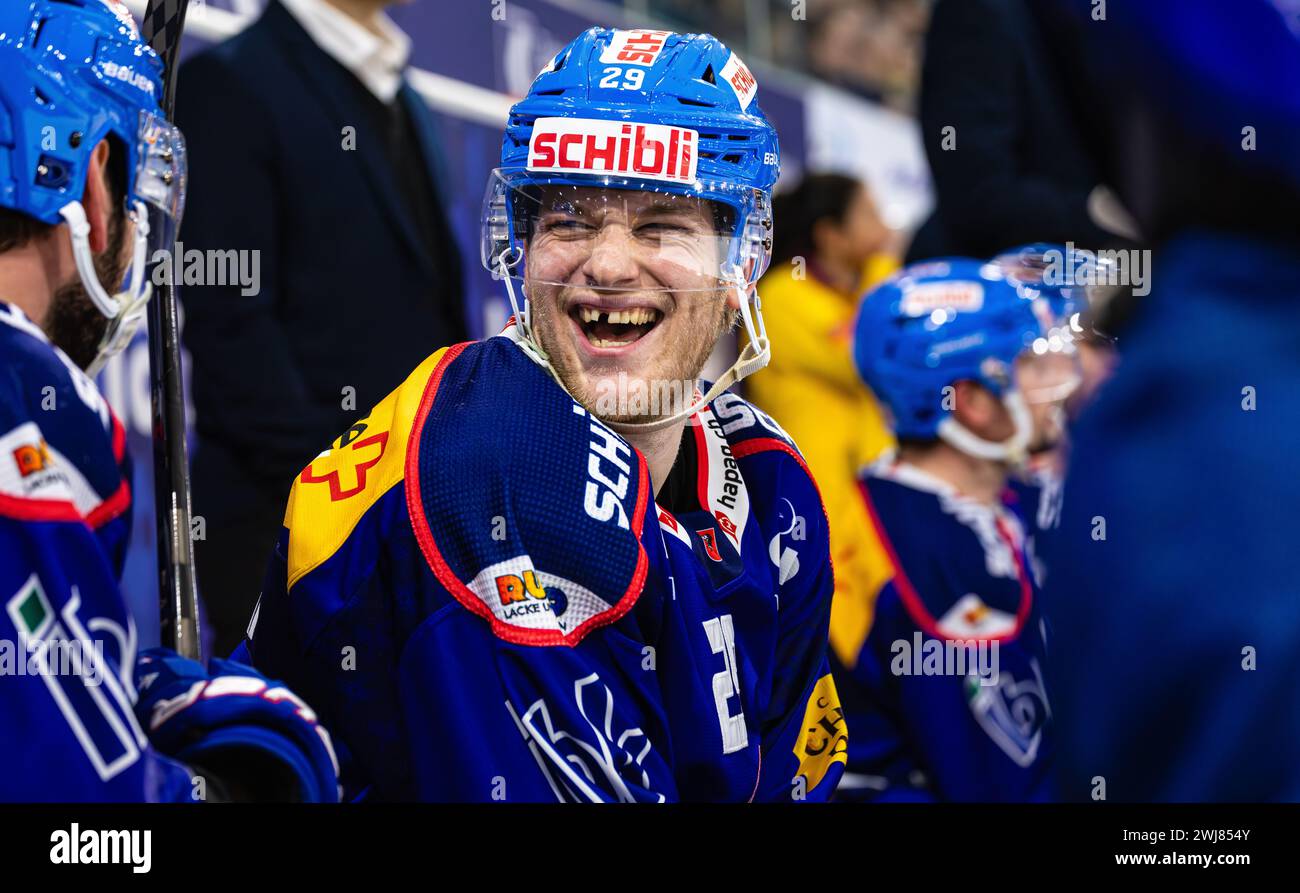 EHC Kloten - HC Fribourg-Gotteron, Stimo Arena, National League NL, stagione regolare: #29 Niko Ojamäki, Stürmer EHC Kloten ist auf der Spielerbank am la Foto Stock