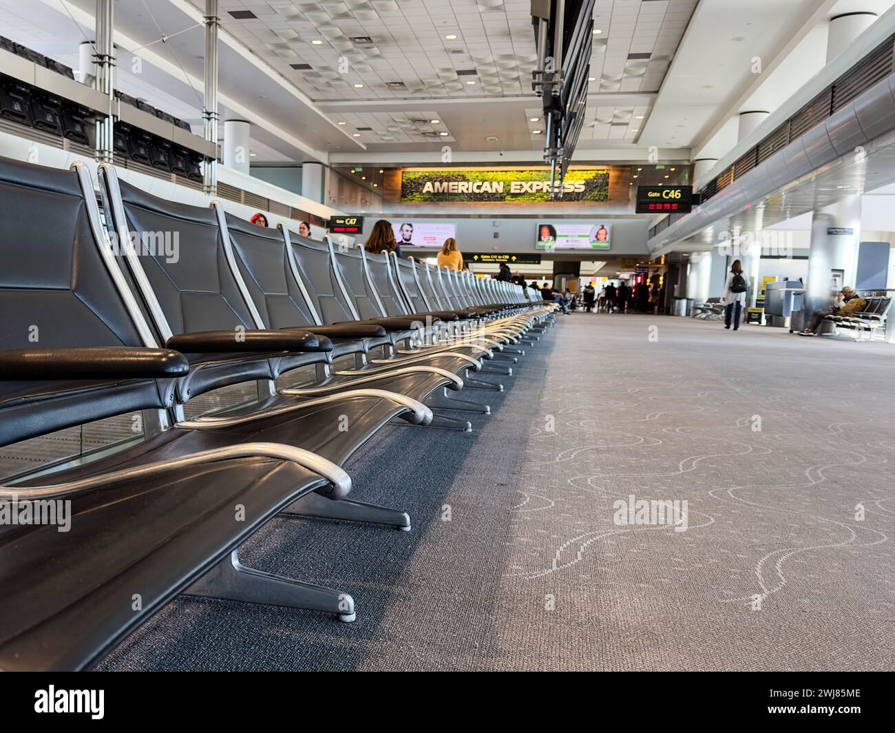 Posti a sedere presso il terminal dell'aeroporto internazionale di Denver Foto Stock