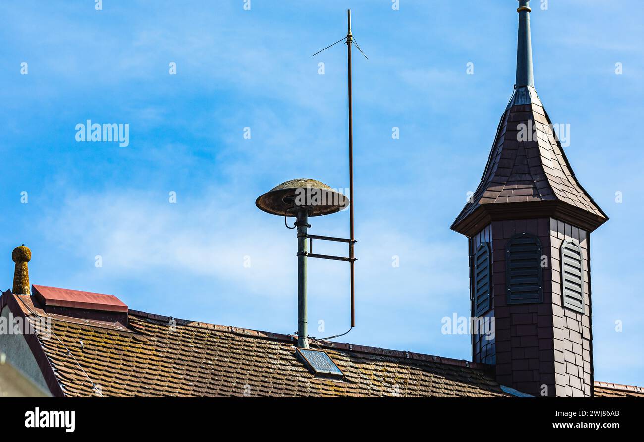 Auf einem Hausdach ist eine Sirene installiert, welche im Notfall der Alarmierung der Bevölkerung dient. (Waldshut-Tiengen, Deutschland, 30.07.2023) Foto Stock