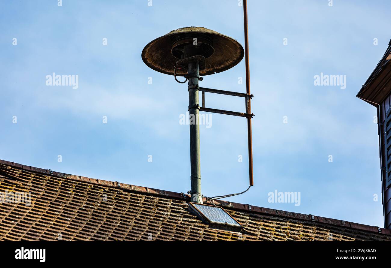 Auf einem Hausdach ist eine Sirene installiert, welche im Notfall der Alarmierung der Bevölkerung dient. (Waldshut-Tiengen, Deutschland, 30.07.2023) Foto Stock