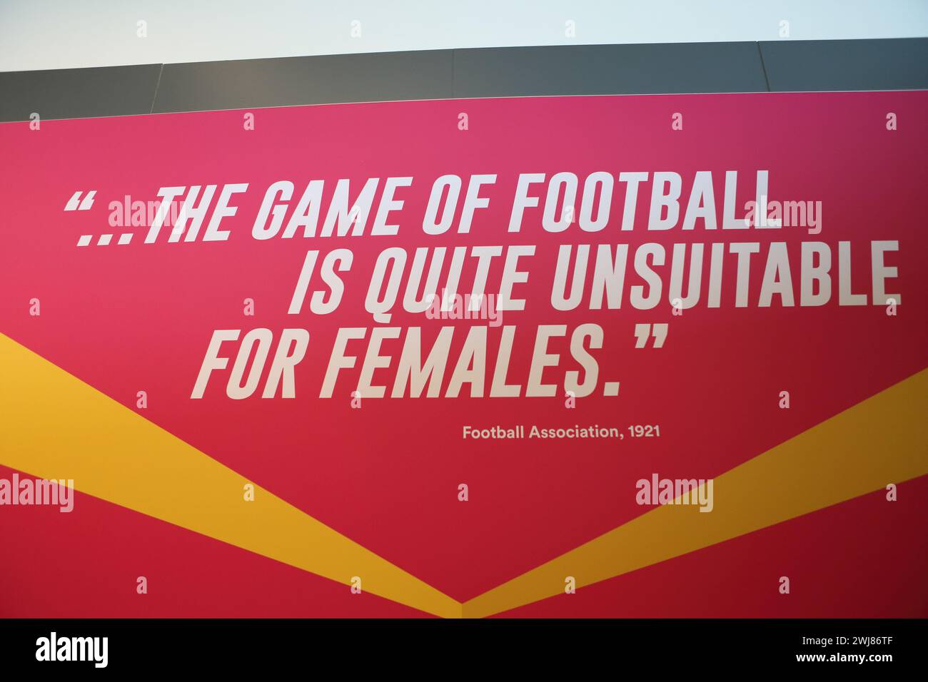 Mostra del National Football Museum Crossing the Line la storia del calcio femminile durante UEFA Womens Euro 6 luglio 2022 Old Trafford Manchester Foto Stock