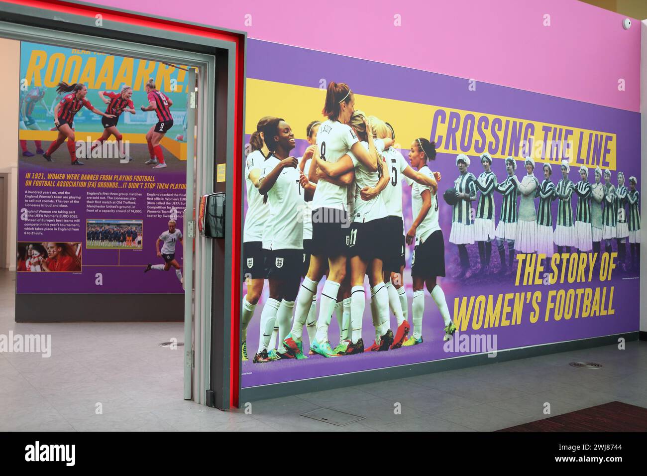 Mostra del National Football Museum Crossing the Line la storia del calcio femminile durante UEFA Womens Euro 6 luglio 2022 Old Trafford Manchester Foto Stock