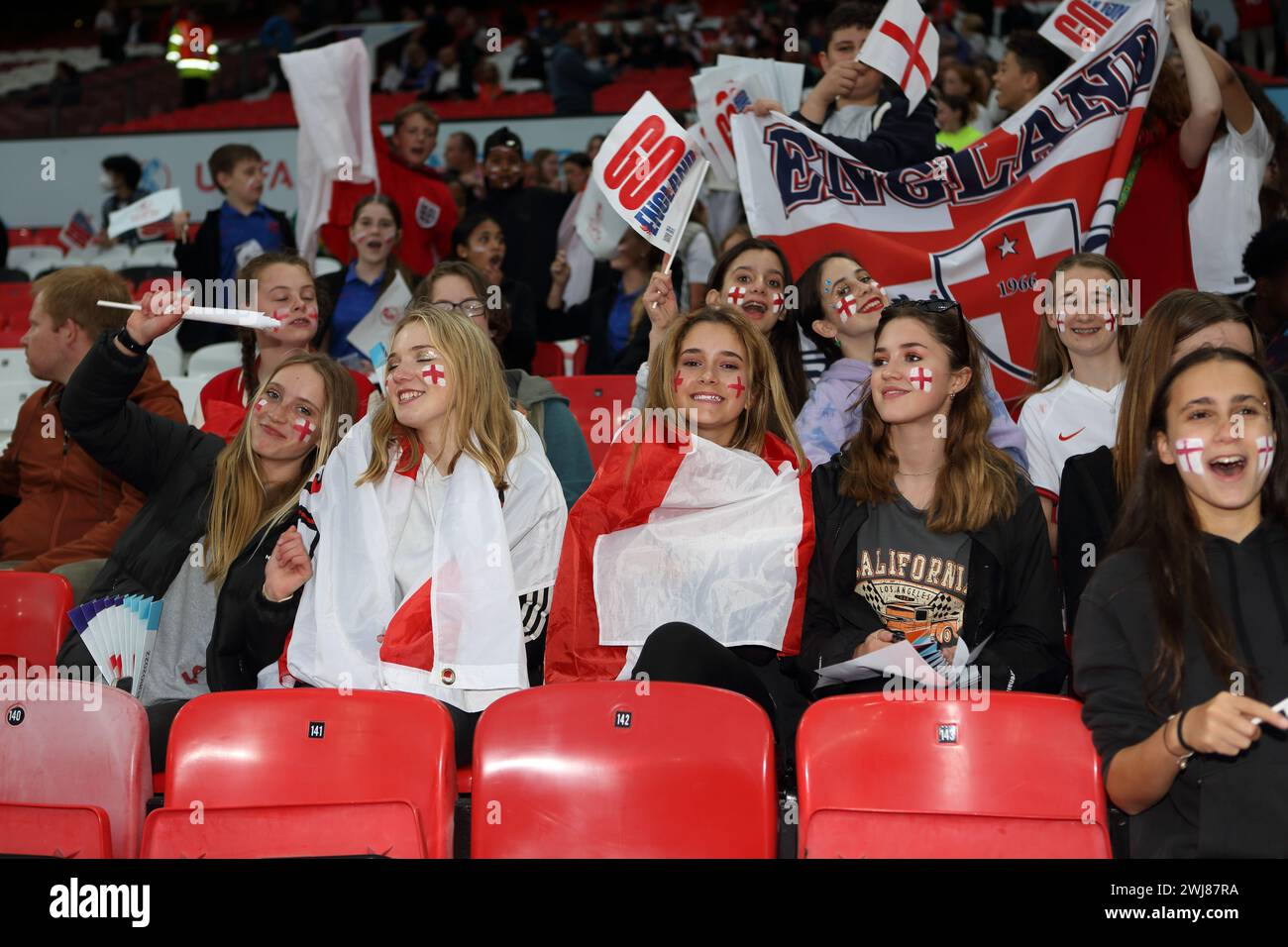 Giovani tifosi con facciate e bandiere Inghilterra contro Austria UEFA Women Euro 6 luglio 2022 Old Trafford Manchester Foto Stock