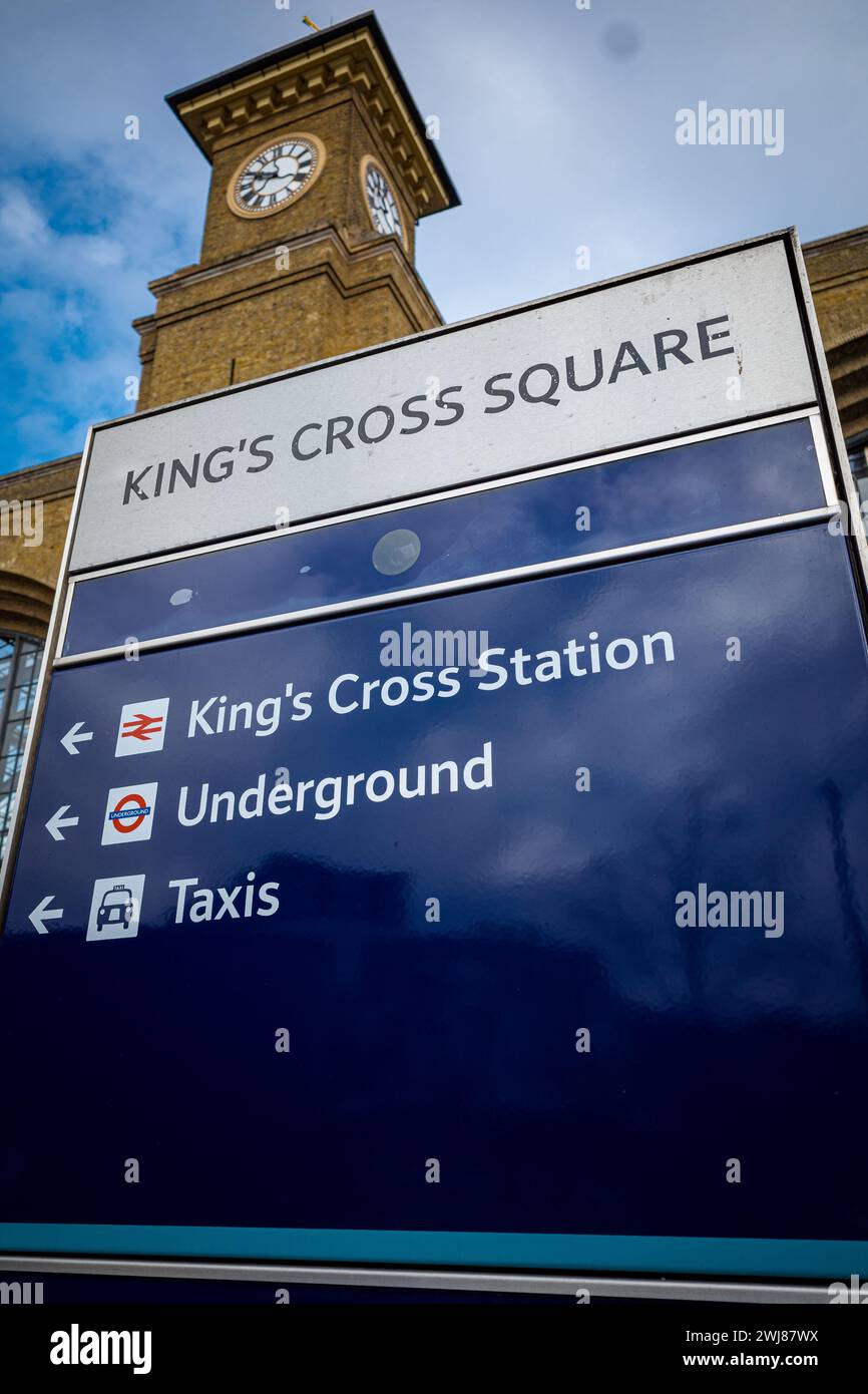 Kings Cross Square di fronte alla stazione di Kings Cross nel centro di Londra, Regno Unito Foto Stock