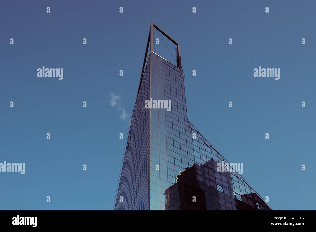 Vista panoramica e prospettica ad ampio angolo sullo sfondo in acciaio azzurro del grattacielo di vetro, moderna e futuristica città commerciale di Busi Foto Stock