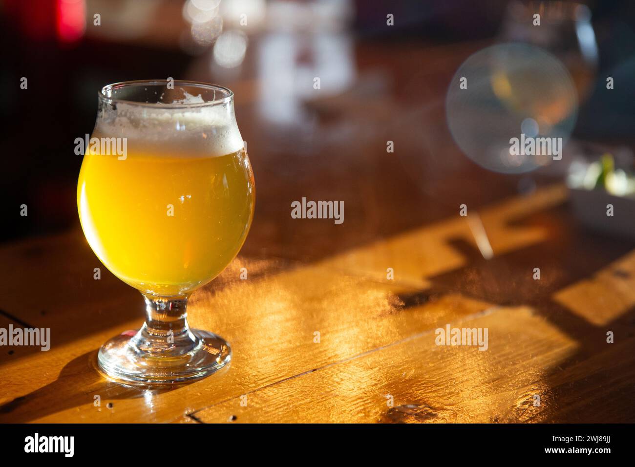 Birra artigianale su un bar appena versato Foto Stock