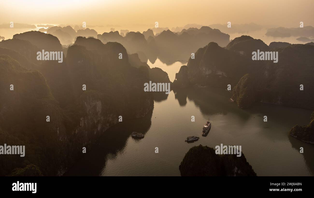 Crociera in barca nella baia di ha Long, baia di ha Long, Vietnam Foto Stock