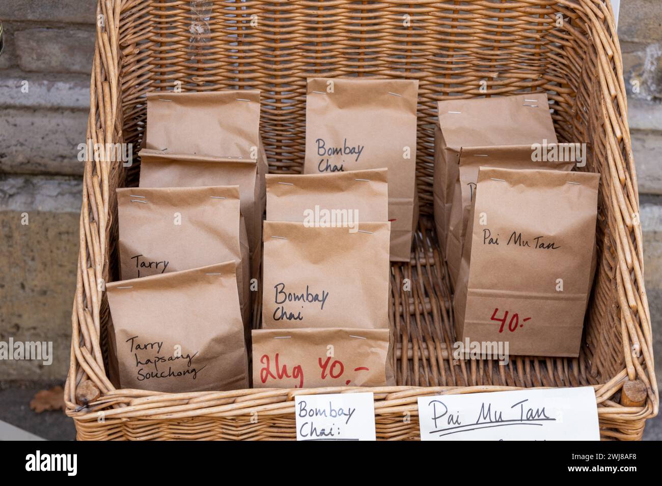 Cestello con sacchetti di carta contenenti tipi assortiti di tè Foto Stock