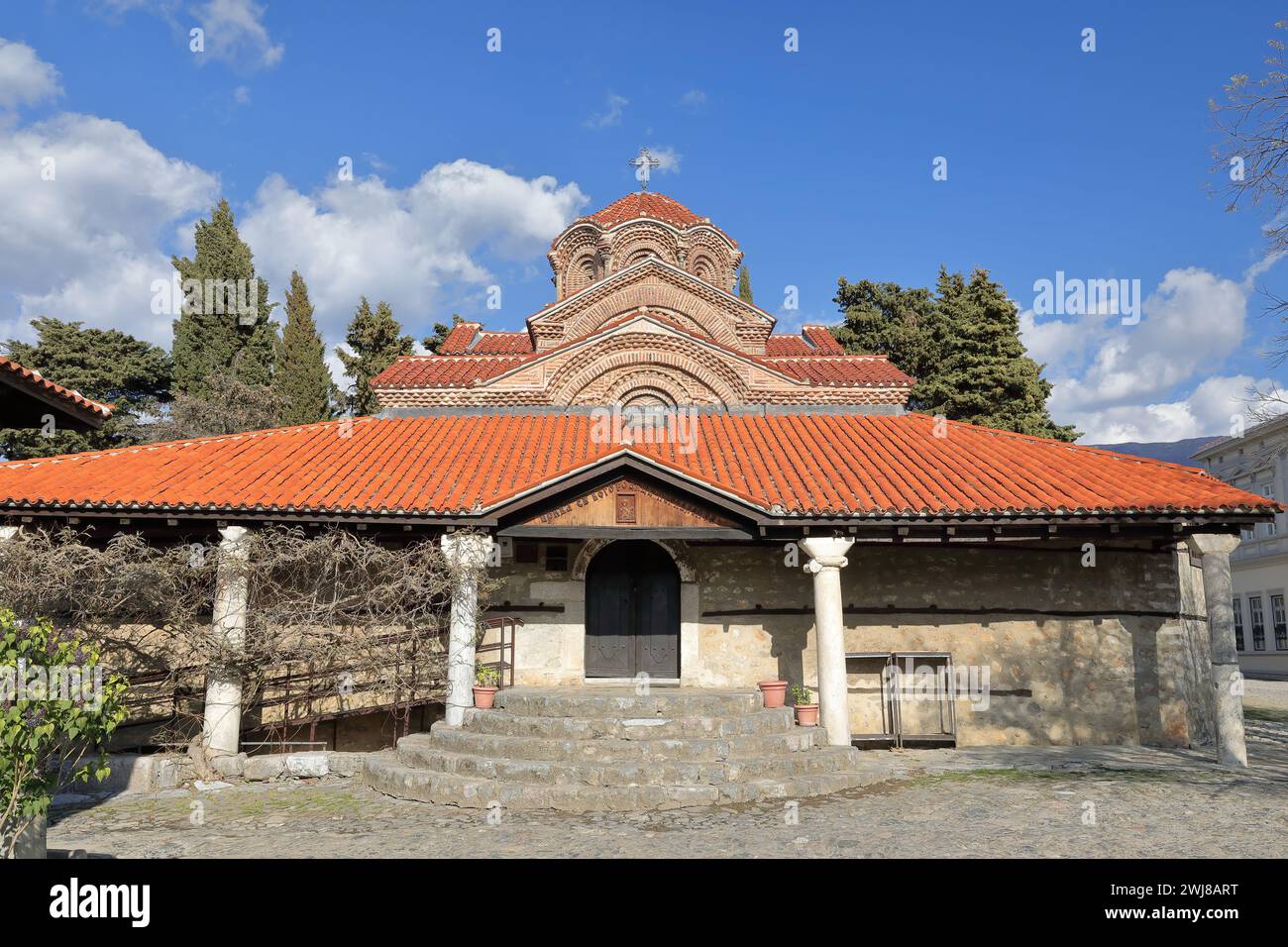 321-SS vista frontale inclinata della chiesa della Santa madre di Dio Perivleptos - Crkva Presveta Bogorodica - risalente al 1295 d.C. Ohrid-Macedonia del Nord. Foto Stock