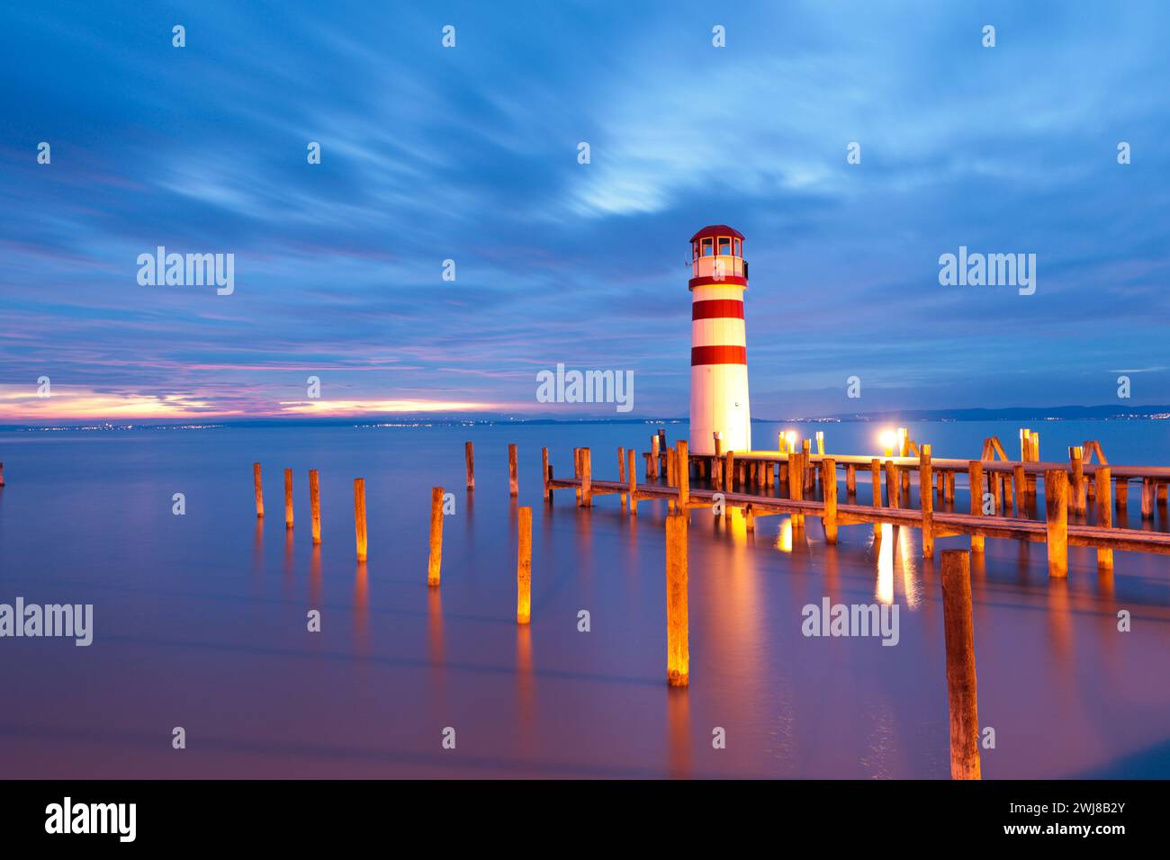 Der Leuchtturm Podersdorf am Ostufer des Neusiedler vede a Podersdorf am SEE ist einer der wenigen Leuchttürme in der Republik Österreich. Foto Stock