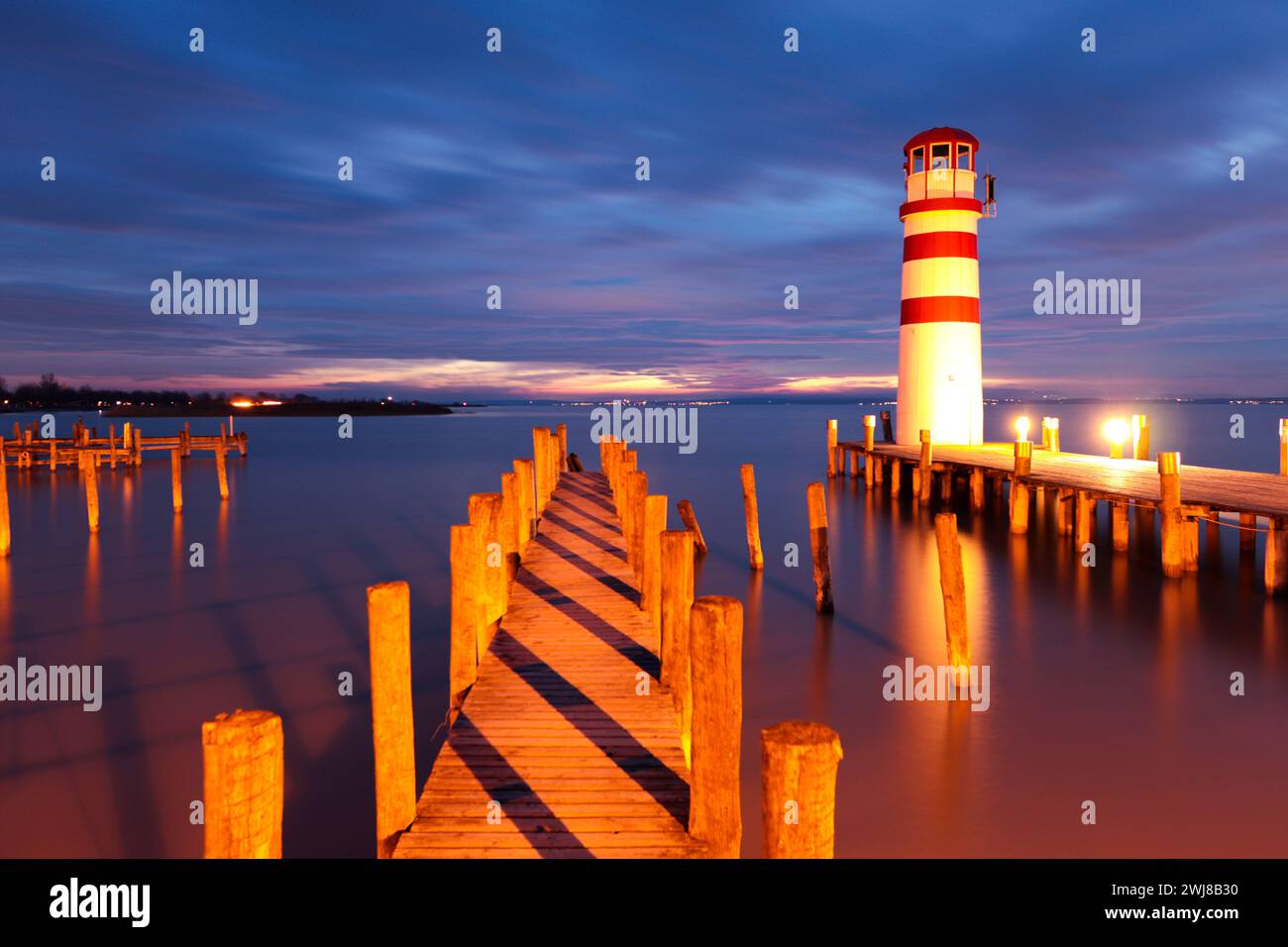 Der Leuchtturm Podersdorf am Ostufer des Neusiedler vede a Podersdorf am SEE ist einer der wenigen Leuchttürme in der Republik Österreich. Foto Stock