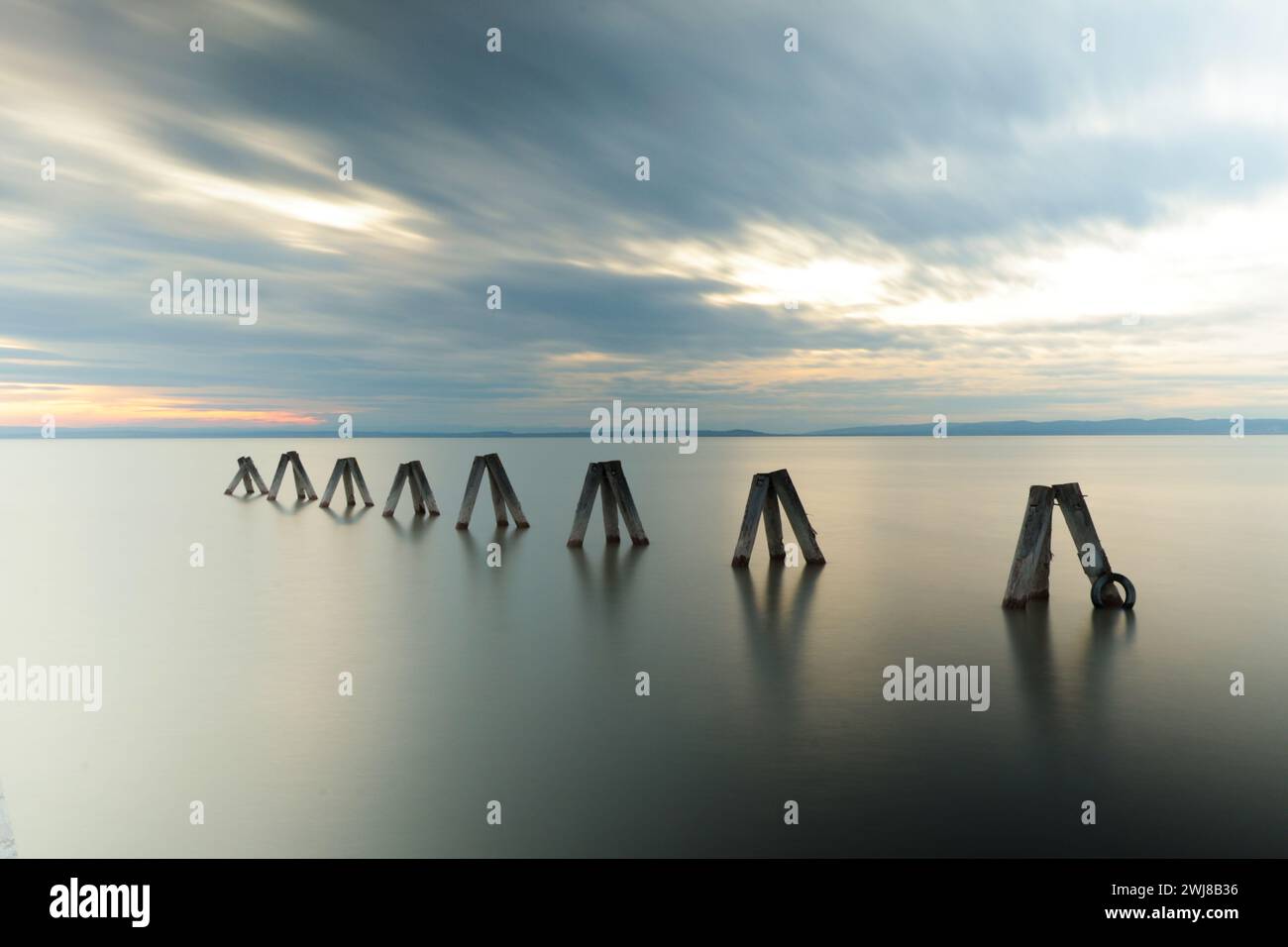 Der Leuchtturm Podersdorf am Ostufer des Neusiedler vede a Podersdorf am SEE ist einer der wenigen Leuchttürme in der Republik Österreich. Foto Stock