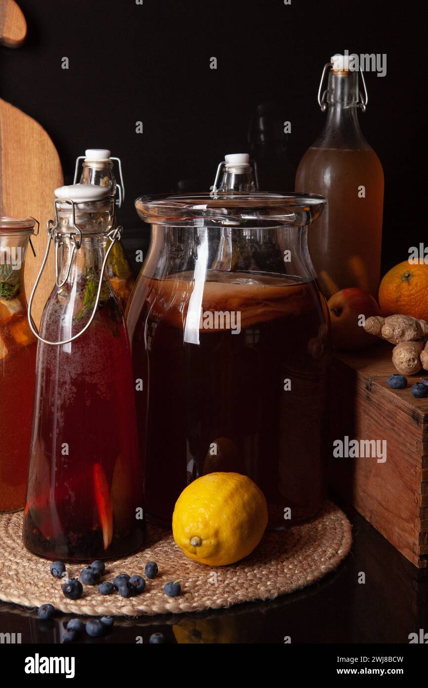 Kombucha (anche fungo da tè, fungo da tè o fungo manciù) - secondo tè alla frutta fermentato con diversi aromi. Foto Stock