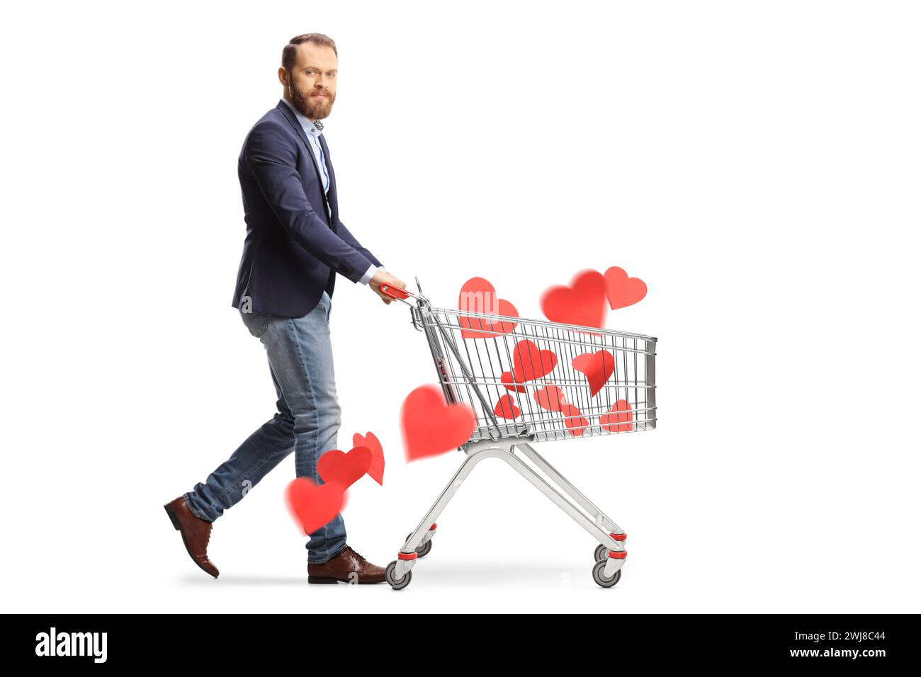 Uomo che cammina e spinge un carrello con cuori rossi isolati su sfondo bianco Foto Stock