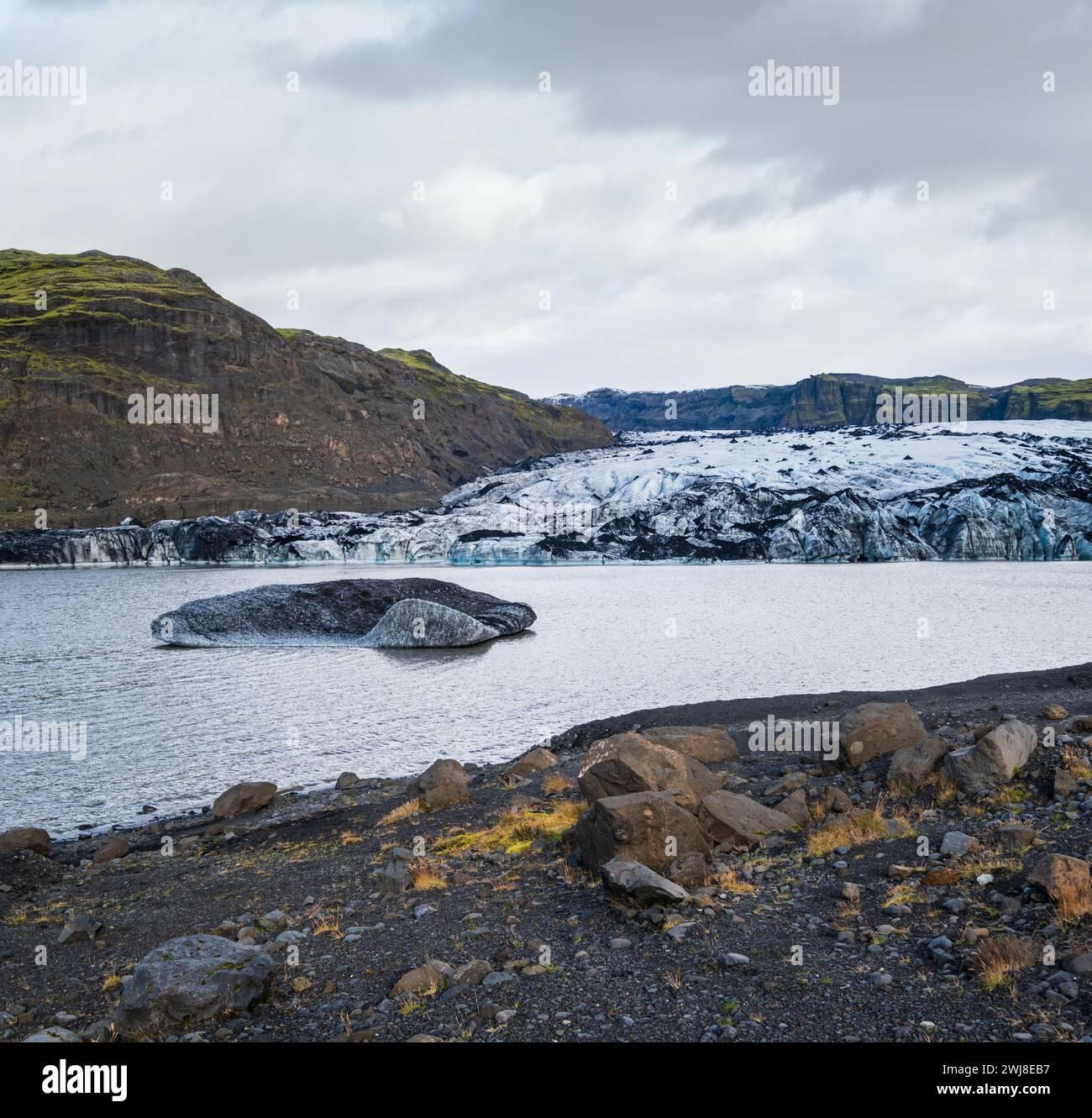 Sólheimajökull pittoresco ghiacciaio nel sud dell'Islanda. La lingua di questo ghiacciaio scivola dal vulcano Katla. Bellissima laguna glaciale con lago b Foto Stock