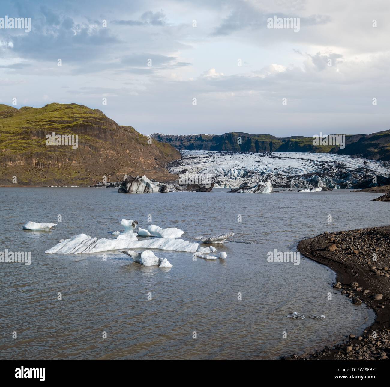 Sólheimajökull pittoresco ghiacciaio nel sud dell'Islanda. La lingua di questo ghiacciaio scivola dal vulcano Katla. Bellissima laguna glaciale con lago b Foto Stock