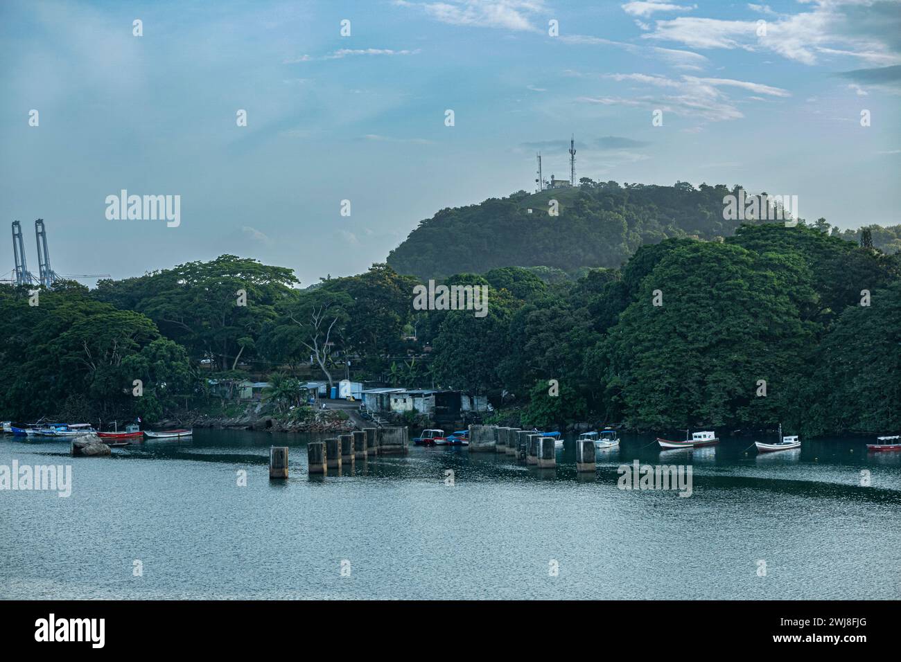 Canale di Panama, Panama - 24 luglio 2023: Tour di Don Francisco, atterraggio e ufficio in barca a vela sportiva, sulla costa verde boscosa, proprio nel canale sottostante del lato Pacifico Foto Stock