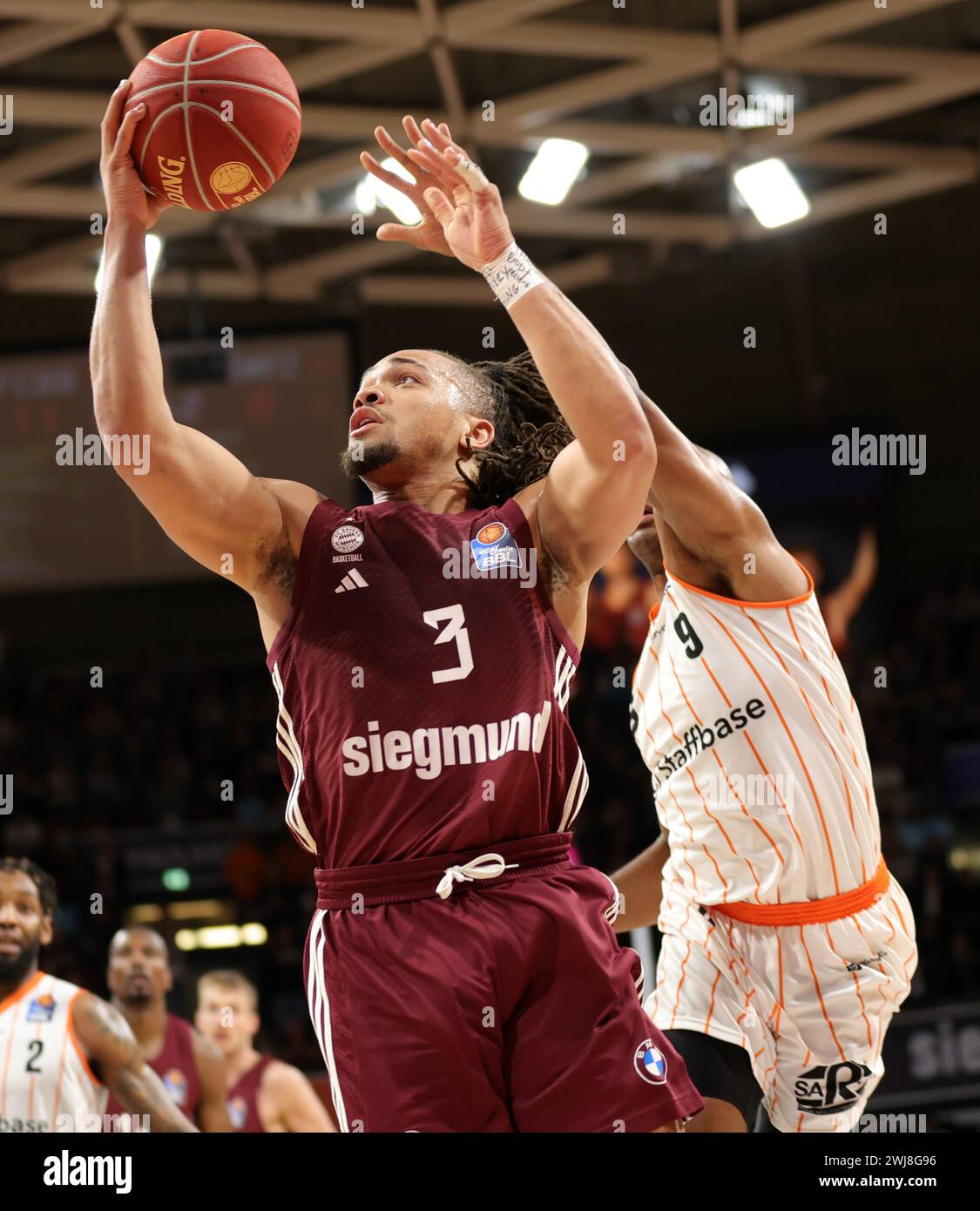 Carsen Edwards #3 von FC Bayern Muenchen, DeAndre Lansdowne #9 von Chemnitz Niners FC Bayern Muenchen vs Niners Chemnitz easyCredit BBL Basketball Saison 2023/24 21. Spieltag 13.02.2024 BMW Park © diebilderwelt / Alamy Stock Foto Stock