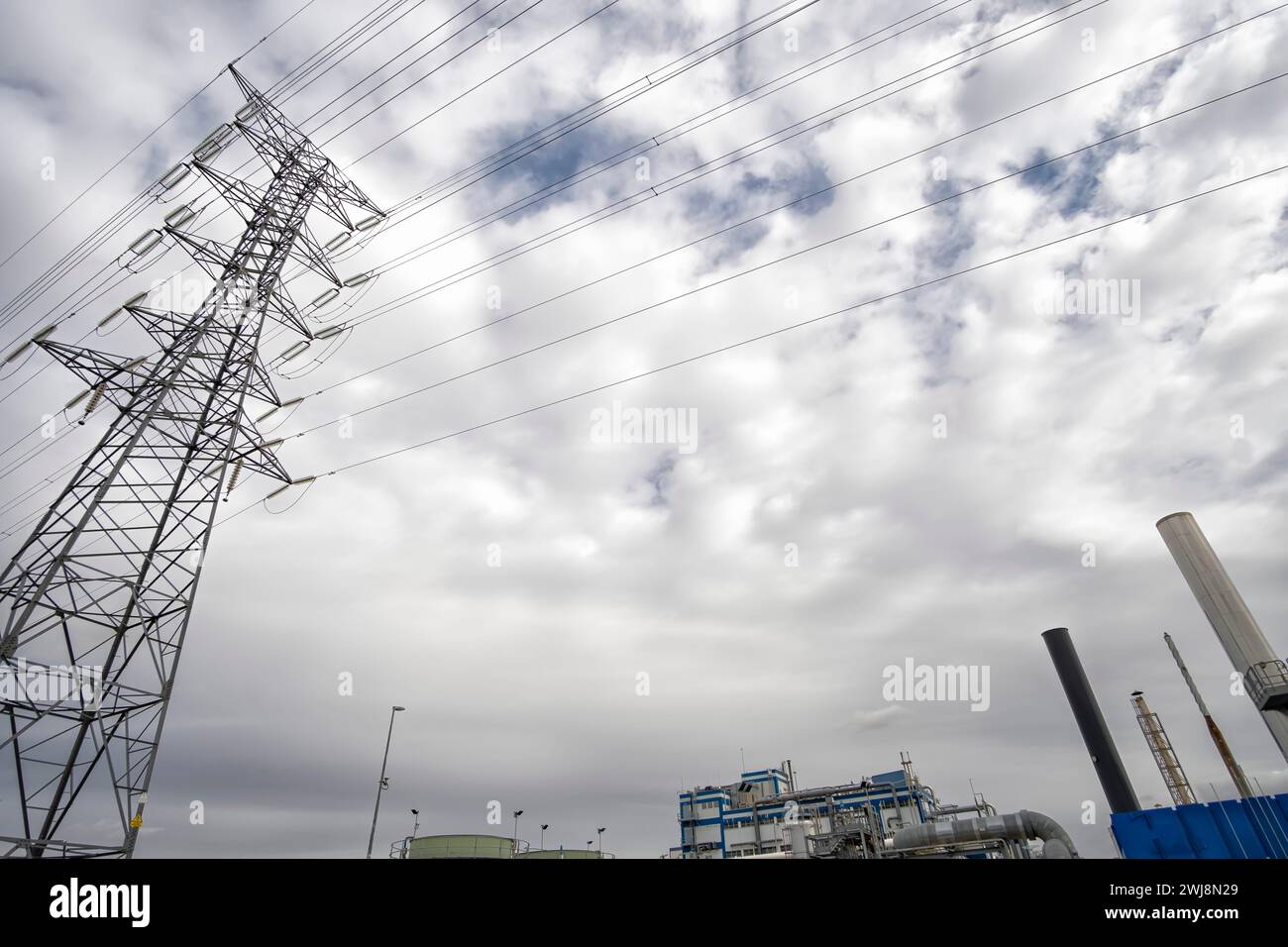 pilone della rete elettrica visto dal basso, polo della rete elettrica in un cielo nuvoloso, girato dalla prospettiva di guardare in alto dal basso, torre ad alta tensione Foto Stock