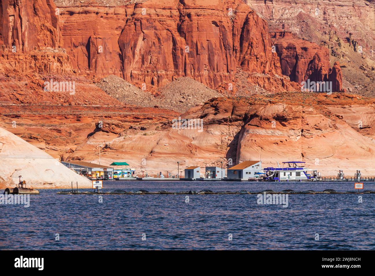 Presso il porticciolo di Dangling Rope sul lago Powell, il National Park Service fornisce una stazione ranger, servizi igienici, stazione di pompaggio gratuita per barche e comunicazioni. Foto Stock