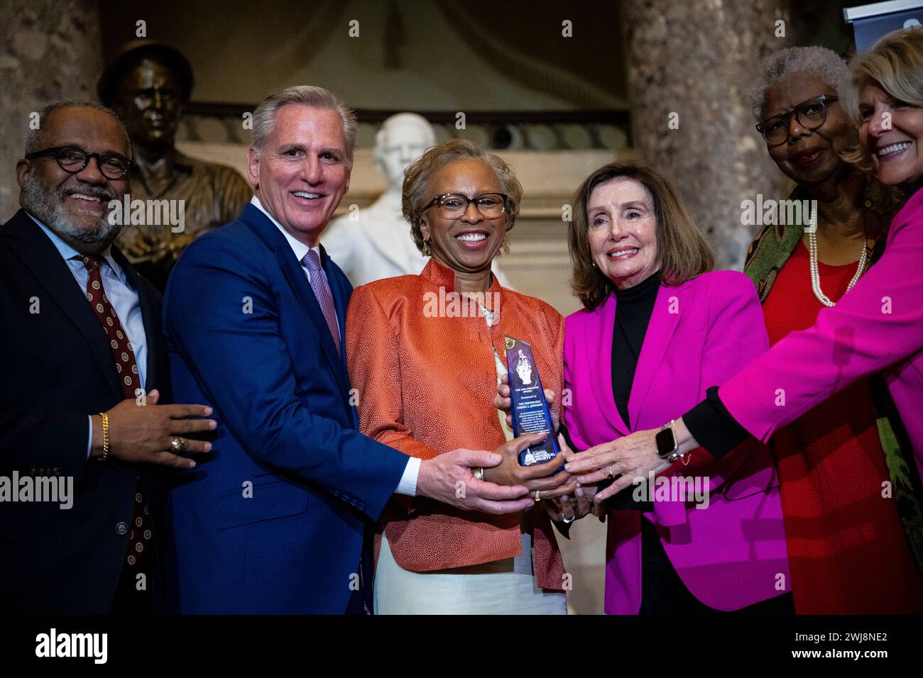 Da sinistra a destra: Rappresentante Troy Carter (D-LA); ex presidente della camera Kevin McCarthy (R-CA); ex impiegato della camera Cheryl Johnson; rappresentante Nancy Pelosi (D-CA), ex presidente della camera; Lorraine Miller, ex impiegato della camera; e il presidente e CEO della United States Capitol Historical Society Jane Campbell si esibiscono sul palco per una foto mentre il Freedom Award 2023 viene assegnato a Johnson, durante la cerimonia del Freedom Award 2023 della U.S. Capitol Historical Society, presso il Campidoglio degli Stati Uniti a Washington DC, martedì 13 febbraio 2024. (Graeme Sloan/Sipa USA) Foto Stock