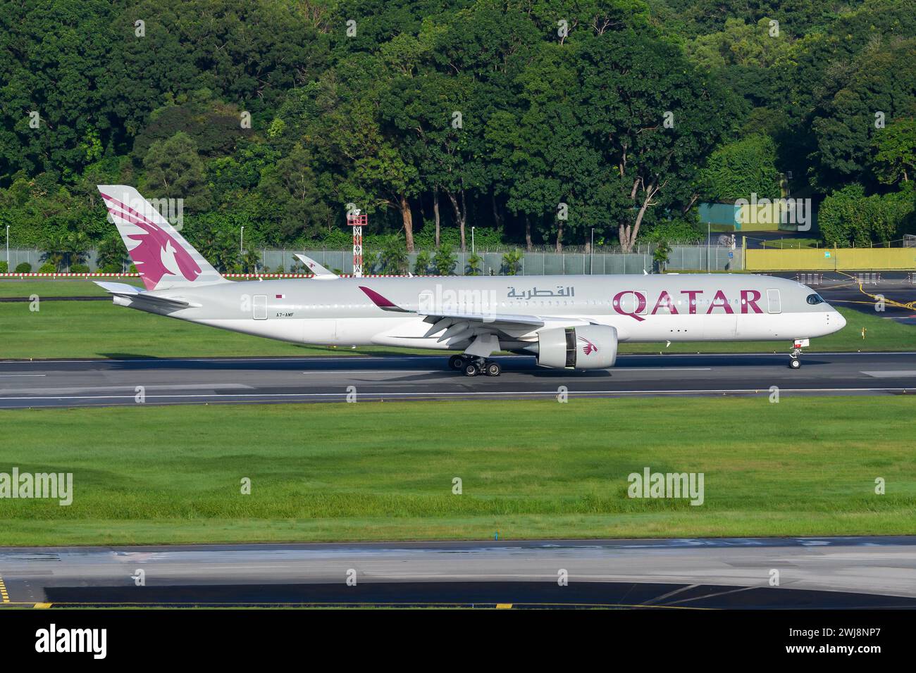Atterraggio di aeromobili Qatar Airways Airbus A350. Aereo A350-900 modello della compagnia aerea QatarAirways A7-AMF. Aereo della Qatar Airways A350XWB. Foto Stock