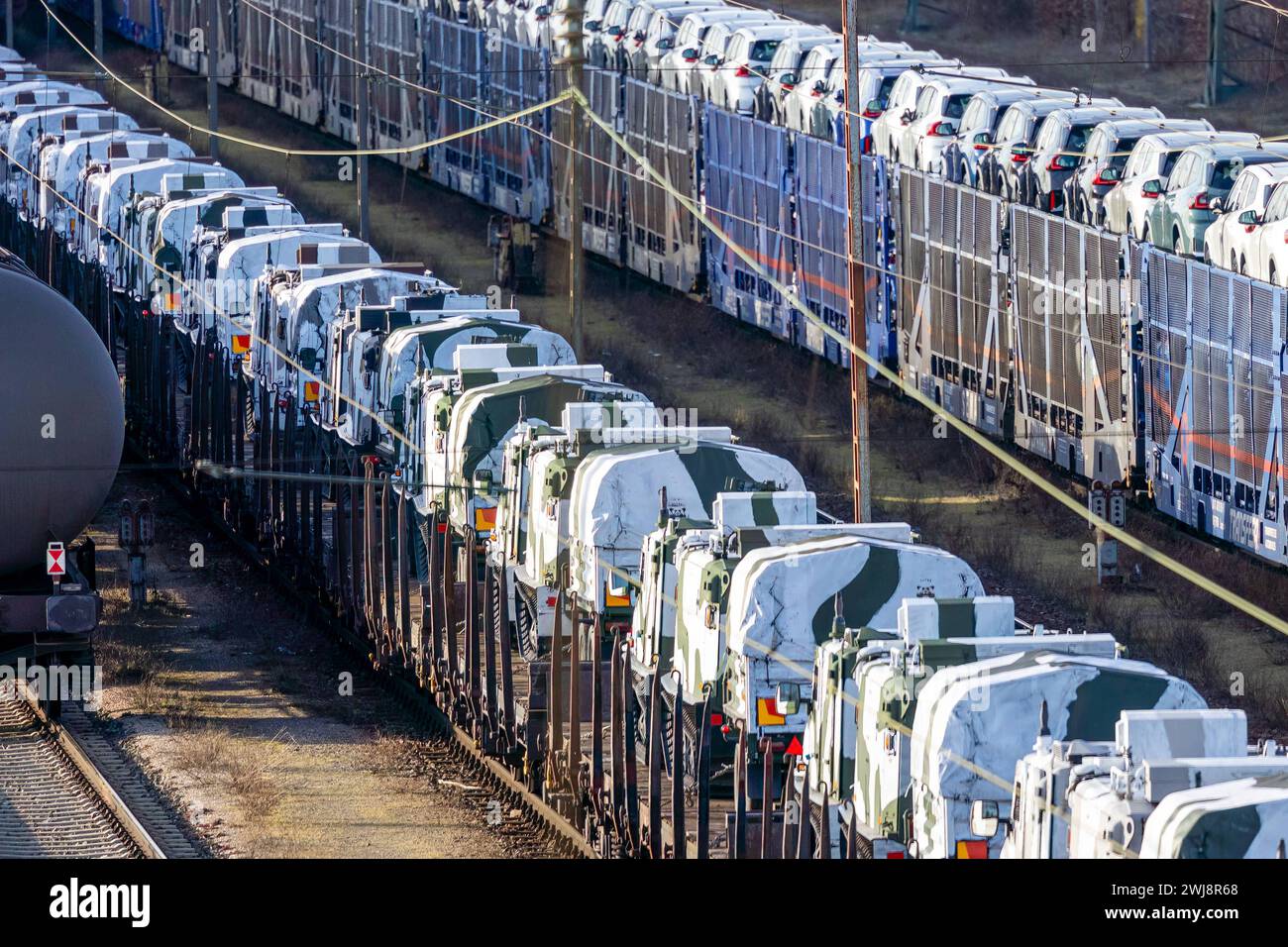 Bundeswehr auf dem Weg zu NATO Übung Quadriga 2024 Verlegung einen Teil der Bundeswehr-Fahrzeuge per Bahn zur im März angelegten NATO-Großünbung Quadriga 2024 - Grand North. Die Kettenfahrzeuge haben bereits die Wintertarnung, da bei der Übung unter extremem Wetterbedingungen stattfinden soll. Nürnberg Bayern Deutschland *** Bundeswehr sulla strada per l'esercitazione NATO Quadriga 2024 alcuni dei veicoli della Bundeswehr sono stati trasferiti per ferrovia all'esercitazione NATO Quadriga 2024 Grand North a marzo i veicoli cingolati hanno già il loro camuffamento invernale, in quanto l'esercitazione deve svolgersi sotto extr Foto Stock