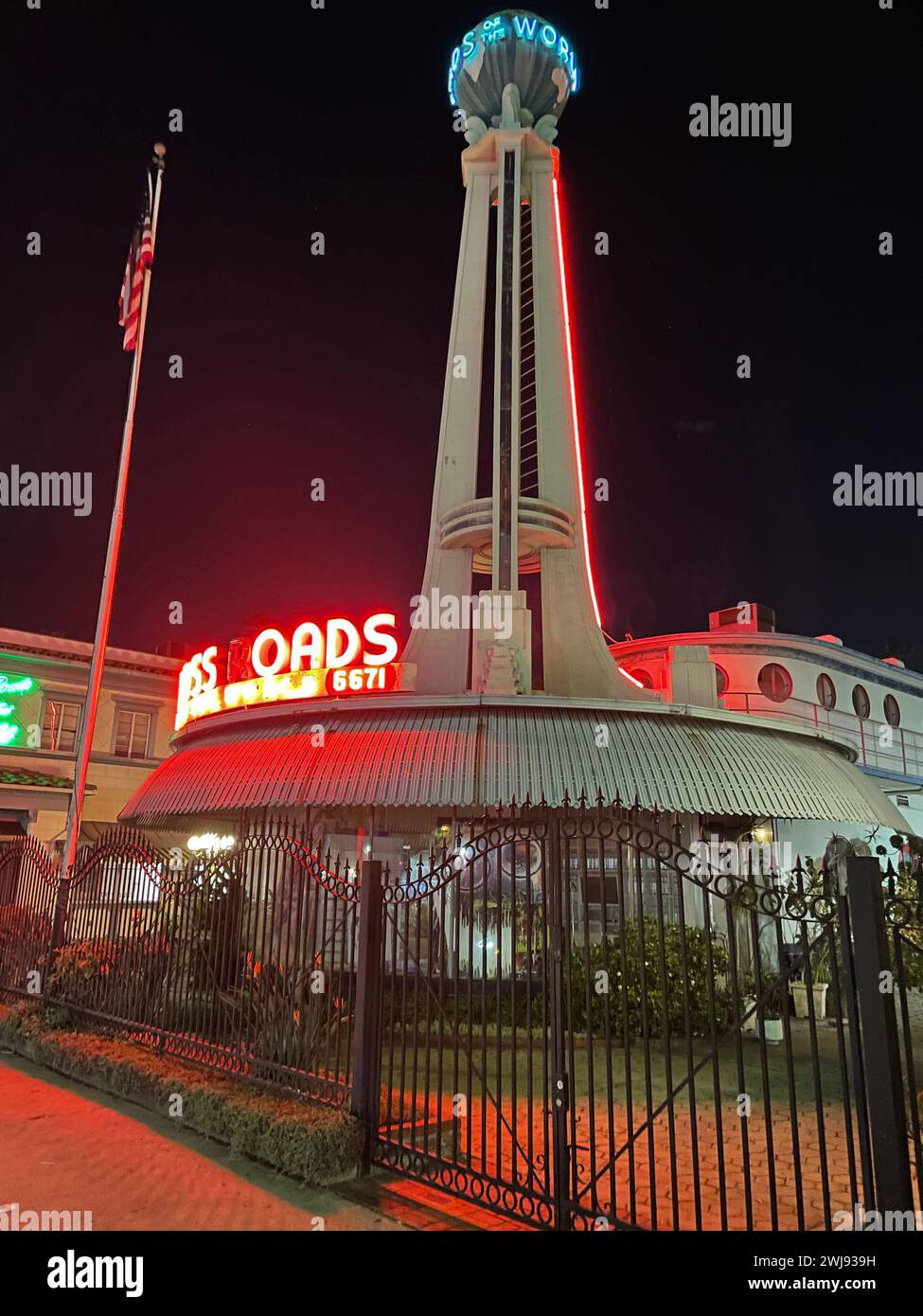 Crossroads of the World, notte, insegna, art deco, archiviazione, Hollywood, Los Angeles, California, Stati Uniti Foto Stock