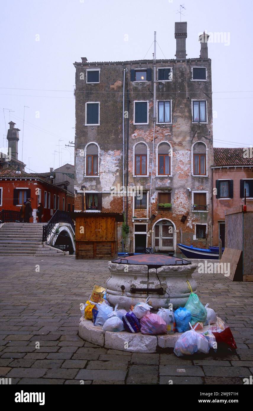 Sacchetti per rifiuti domestici in attesa di essere ritirati in una zona residenziale, Venezia, Italia Foto Stock