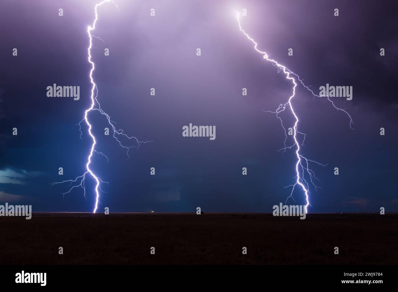 Un paio di fulmini da un temporale vicino a House, New Mexico Foto Stock