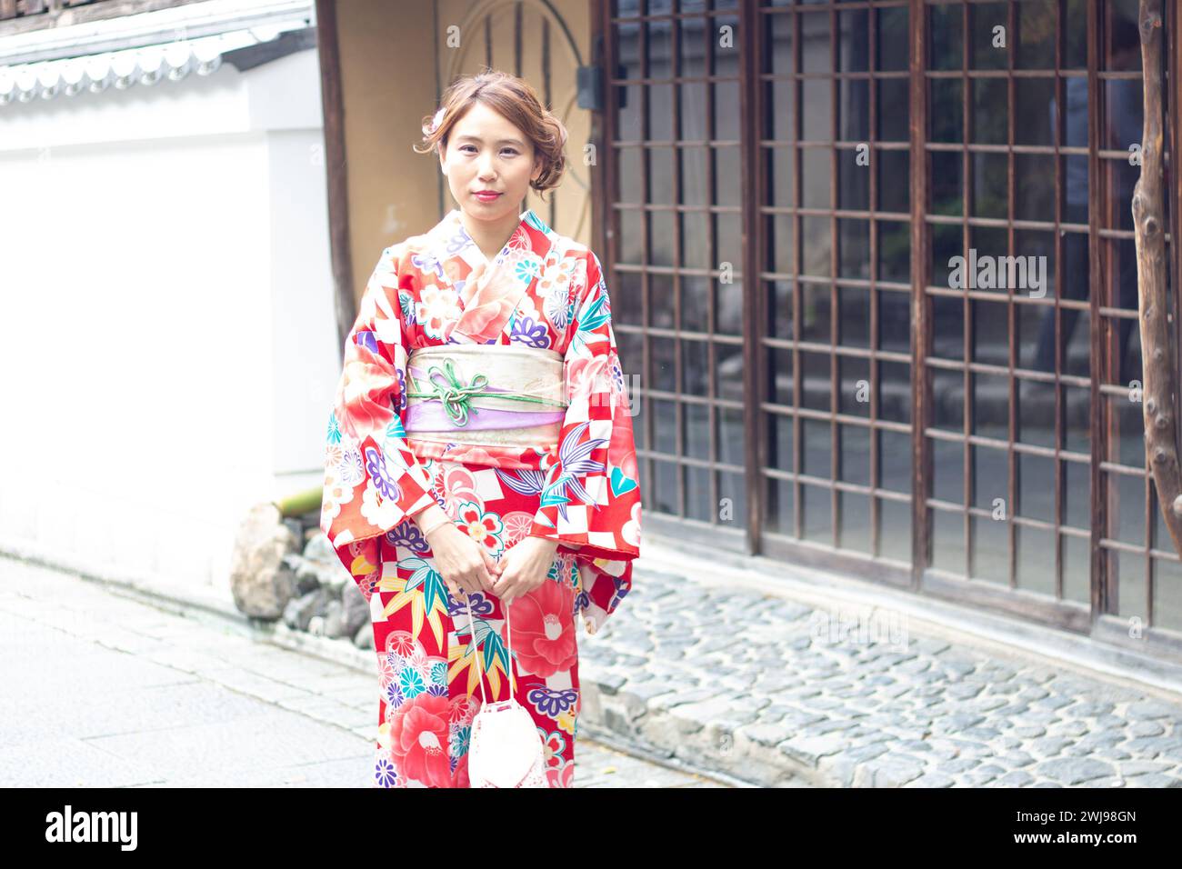 Una donna attraente indossa un Kimono giapponese per la strada di Kyoto, in Giappone Foto Stock