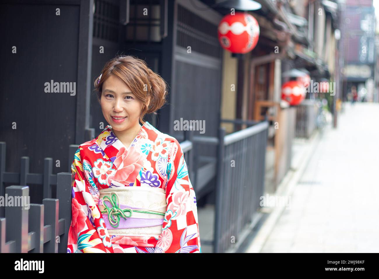 Bella donna che indossa Kimono giapponese per la strada di Kyoto, in Giappone Foto Stock