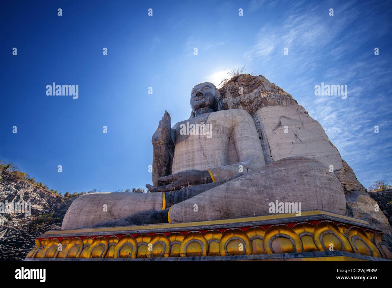 Foto verso l'alto del bellissimo Buddha in pietra in Thailandia. Foto Stock