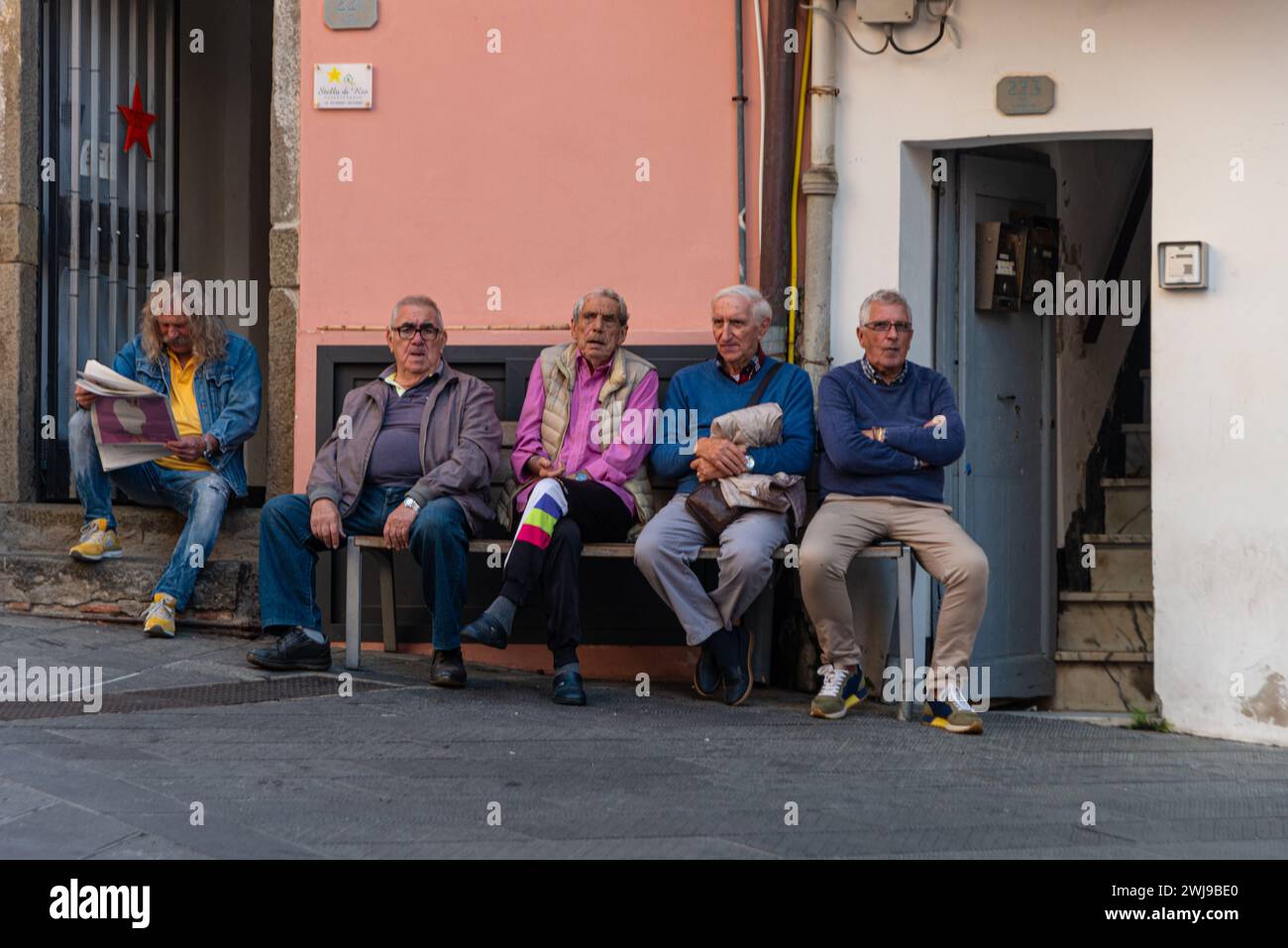 Uomini italiani più anziani su una panchina cittadina delle cinque Terre Foto Stock