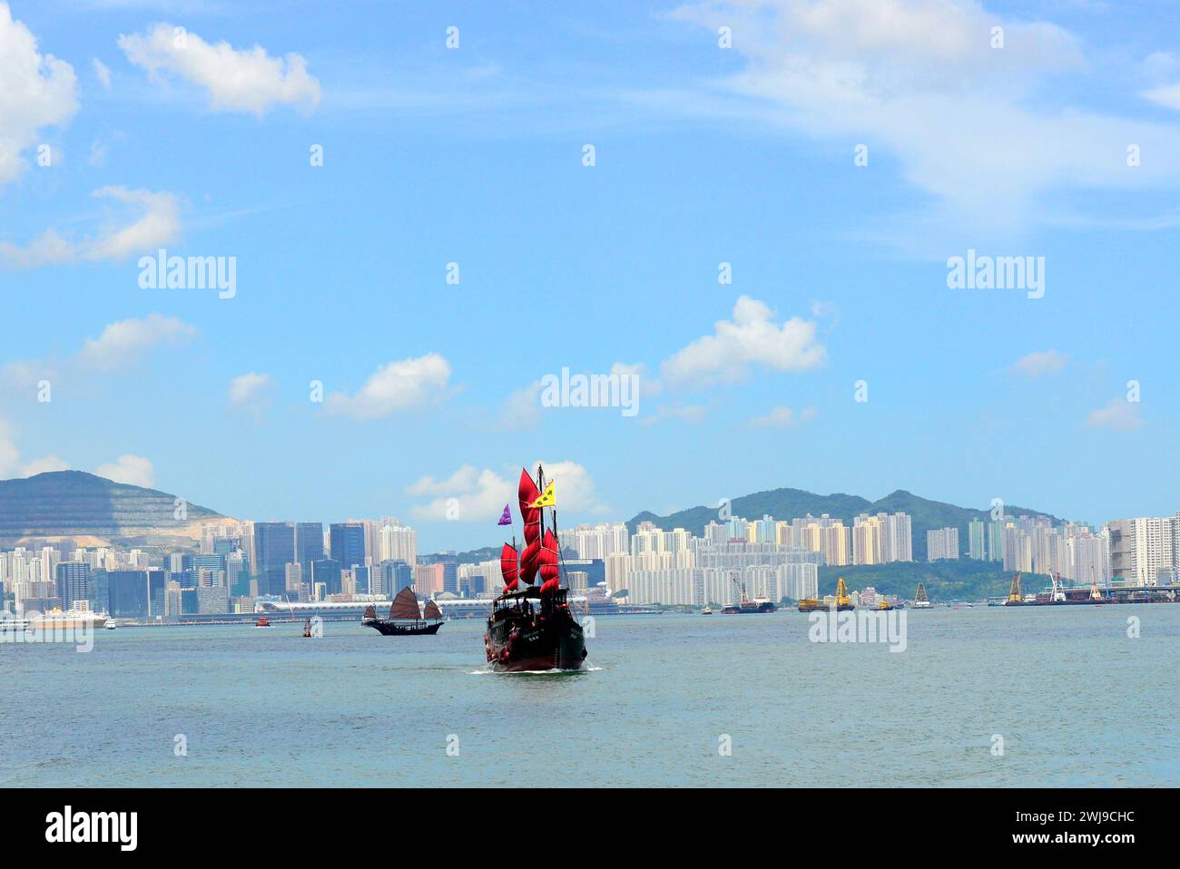 L'Aqualuna Chinese Junk Boat naviga nel Victoria Harbour di Hong Kong. Foto Stock