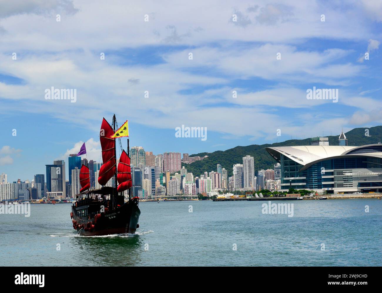 L'Aqualuna Chinese Junk Boat naviga nel Victoria Harbour di Hong Kong. Foto Stock