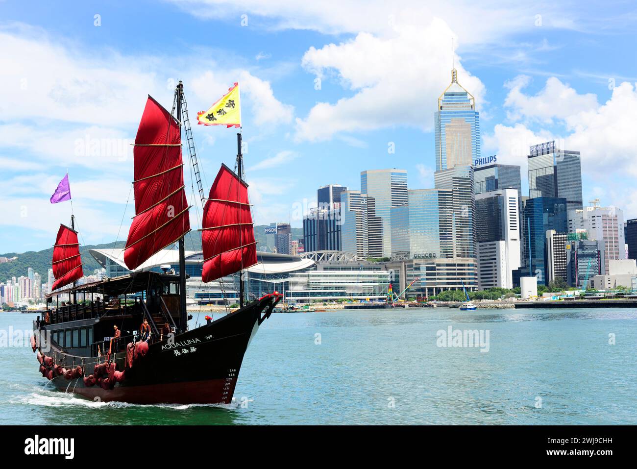L'Aqualuna Chinese Junk Boat naviga nel Victoria Harbour di Hong Kong. Foto Stock