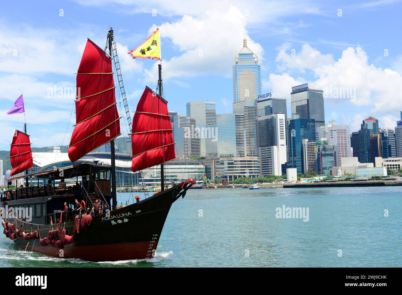 L'Aqualuna Chinese Junk Boat naviga nel Victoria Harbour di Hong Kong. Foto Stock