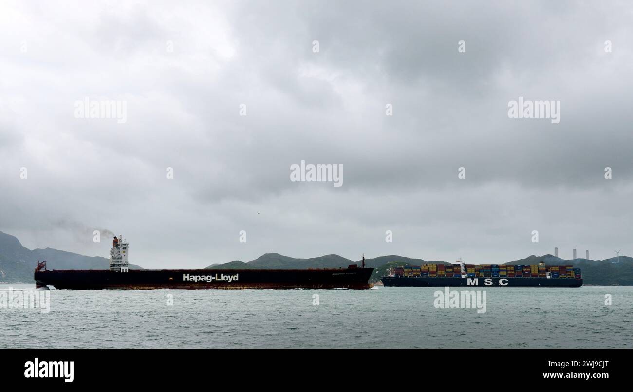 Navi container che attraversano il trafficato canale di East Lamma a Hong Kong. Foto Stock