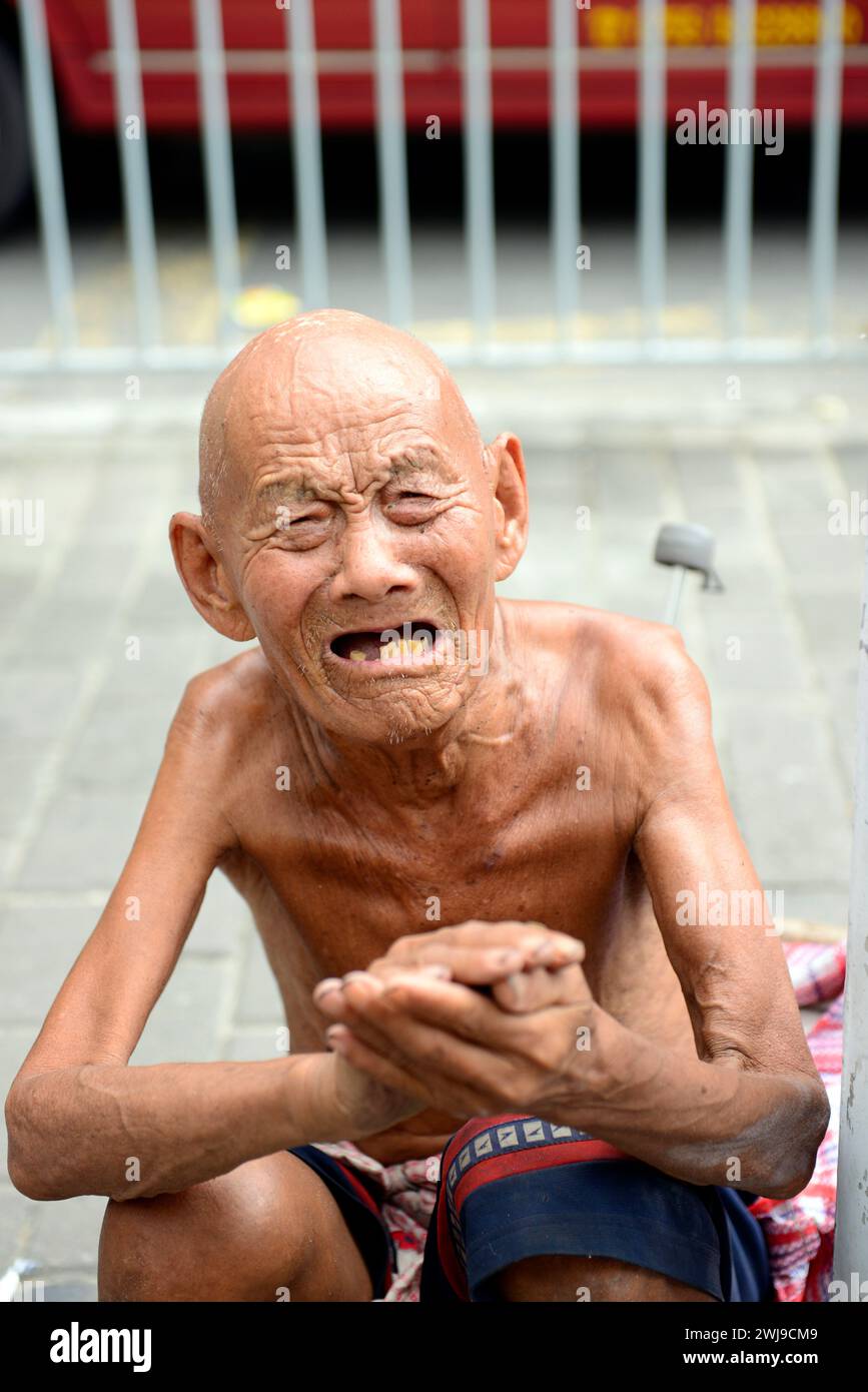 Ritratto di un vecchio senzatetto che piange aiuto. Foto Stock
