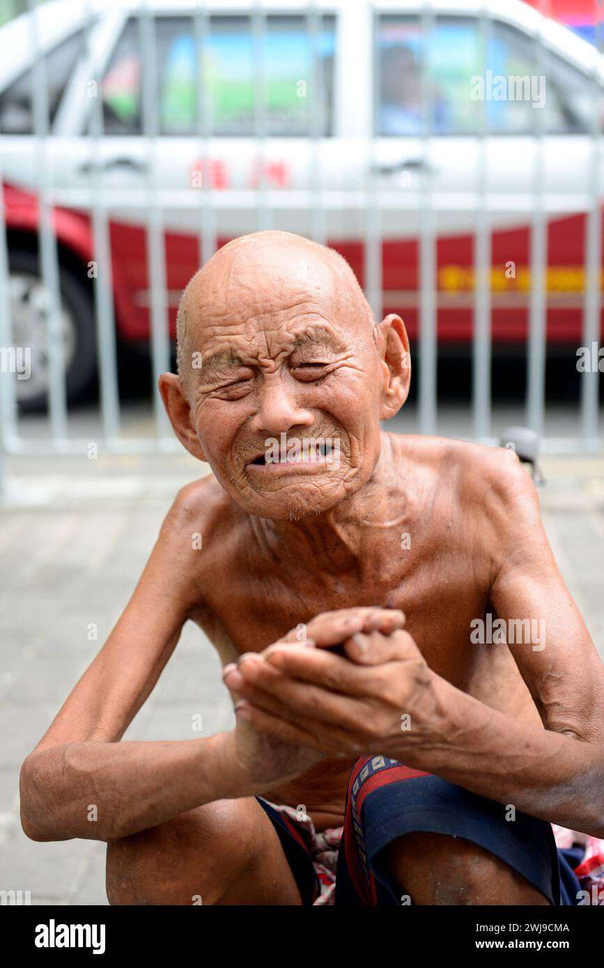 Ritratto di un vecchio senzatetto che piange aiuto. Foto Stock