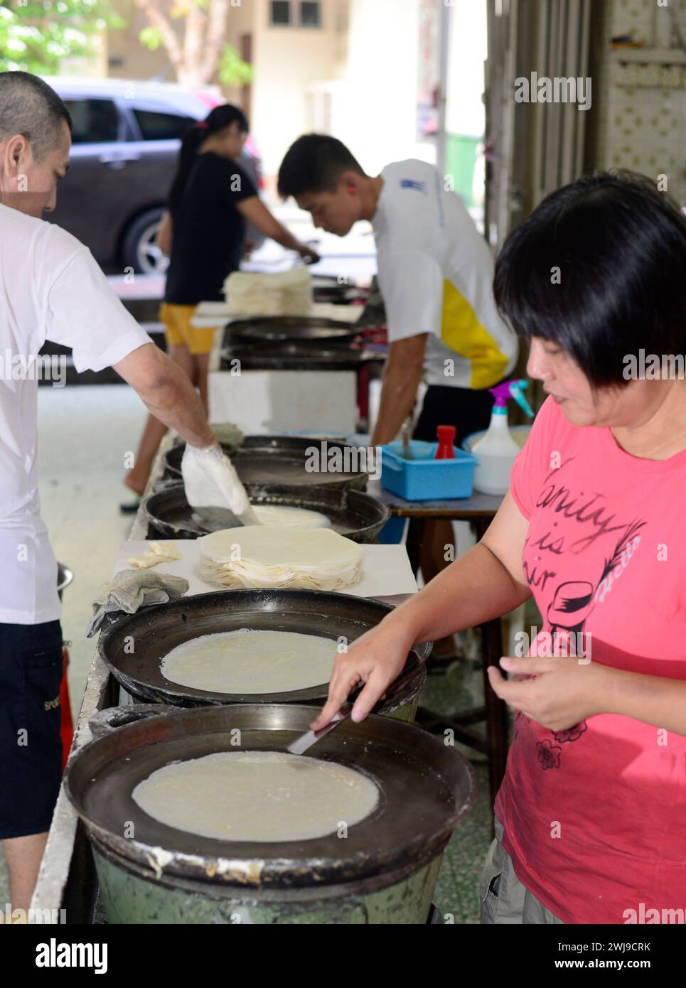 Fabbrica Kway Guan Huat Popiah Skin (crepa sottile simile alla carta) a Singapore. Foto Stock