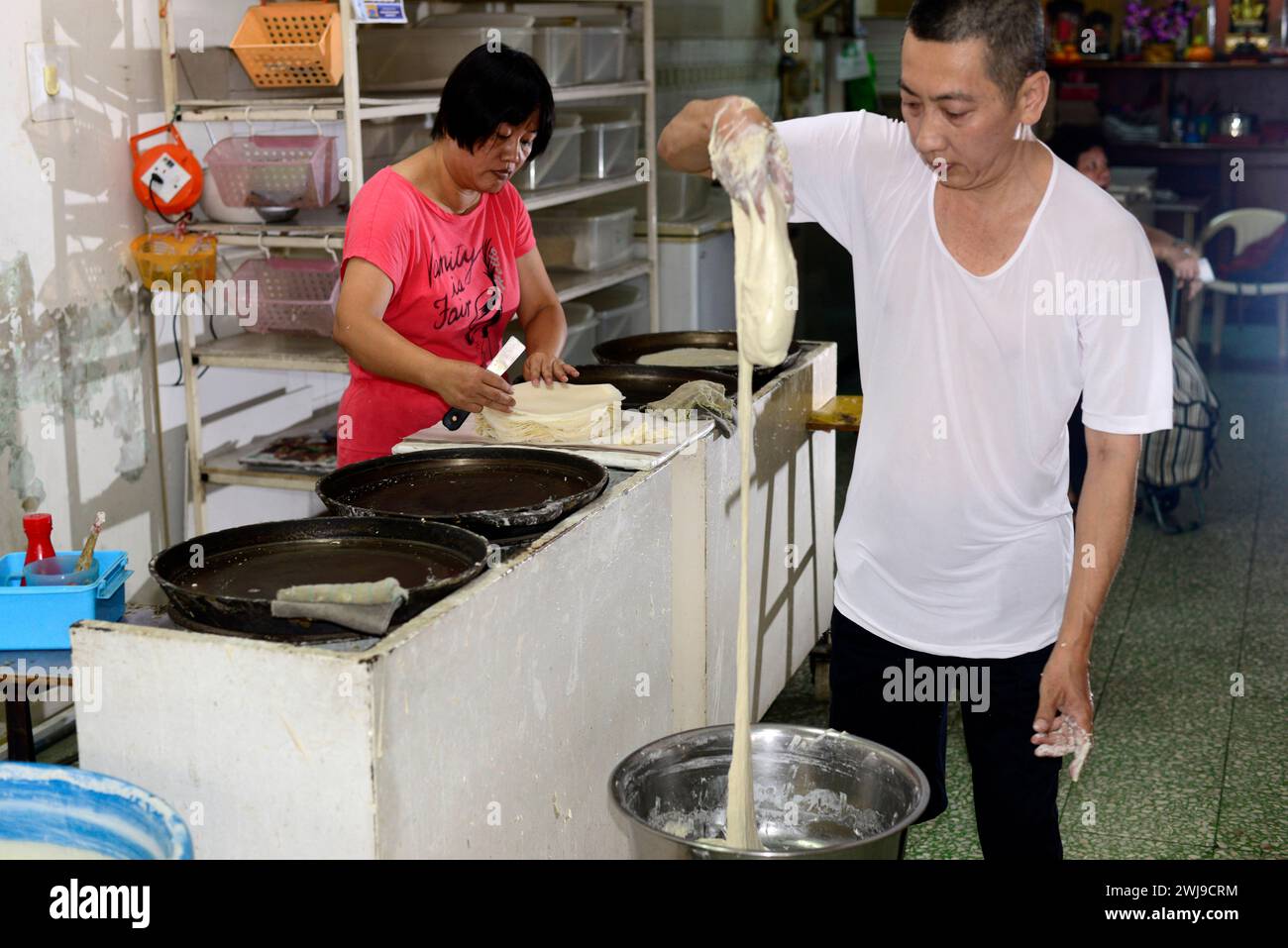 Fabbrica Kway Guan Huat Popiah Skin (crepa sottile simile alla carta) a Singapore. Foto Stock