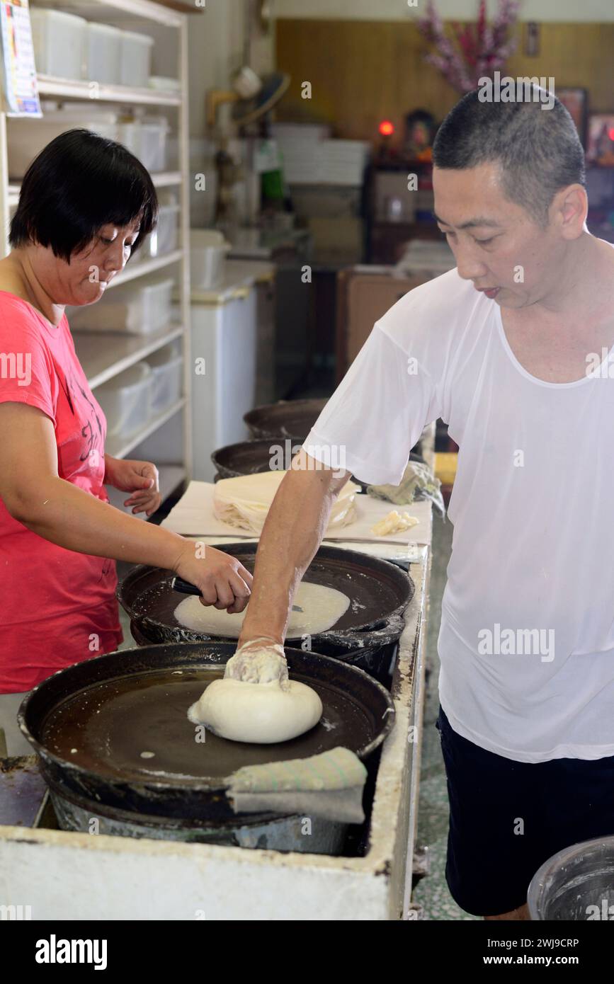 Fabbrica Kway Guan Huat Popiah Skin (crepa sottile simile alla carta) a Singapore. Foto Stock
