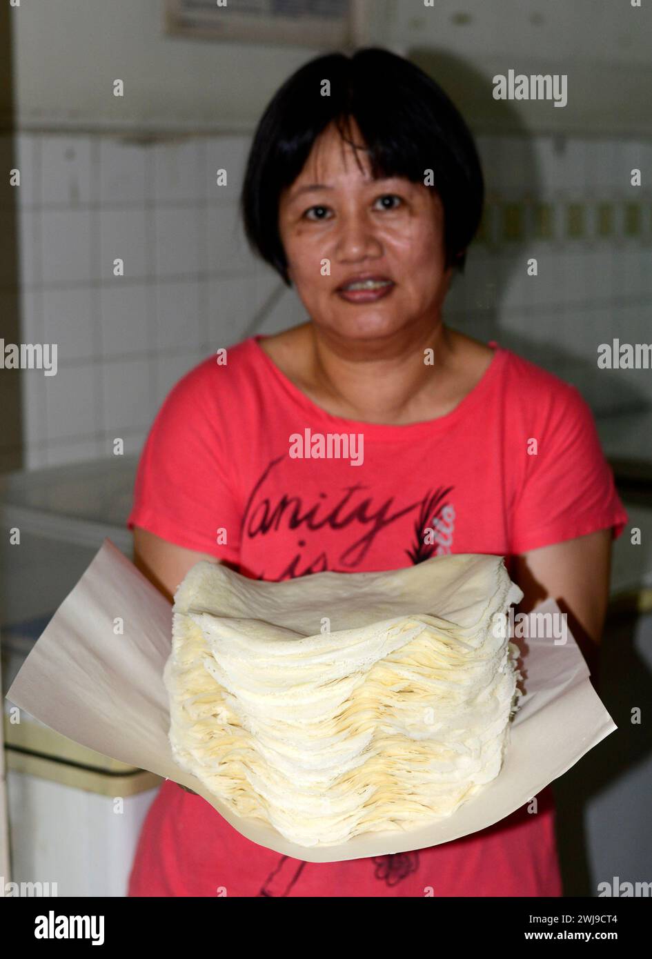 Fabbrica Kway Guan Huat Popiah Skin (crepa sottile simile alla carta) a Singapore. Foto Stock