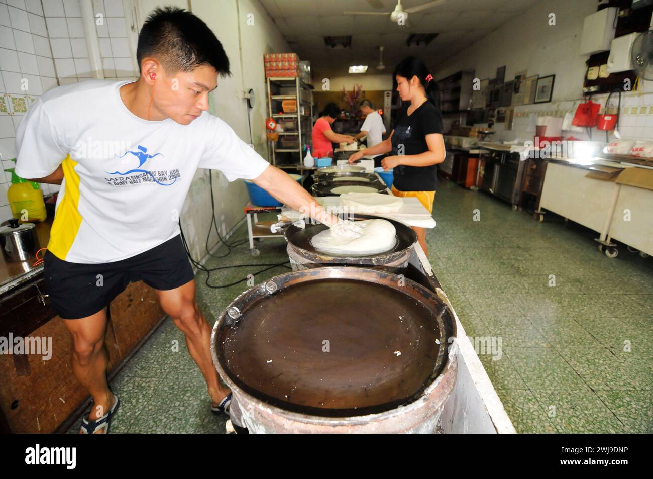 Fabbrica Kway Guan Huat Popiah Skin (crepa sottile simile alla carta) a Singapore. Foto Stock